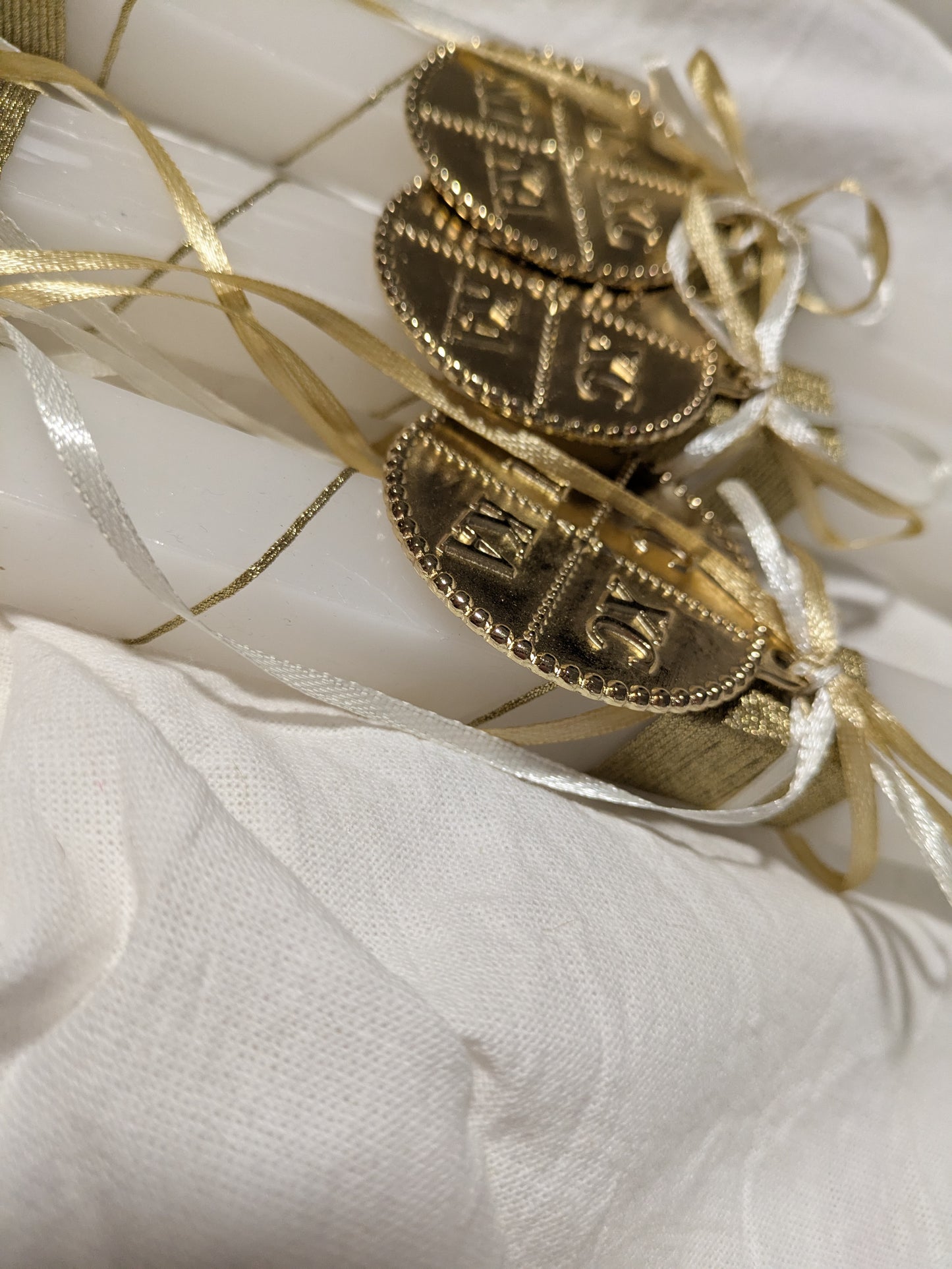 ICXCNIKA Hanging Gold