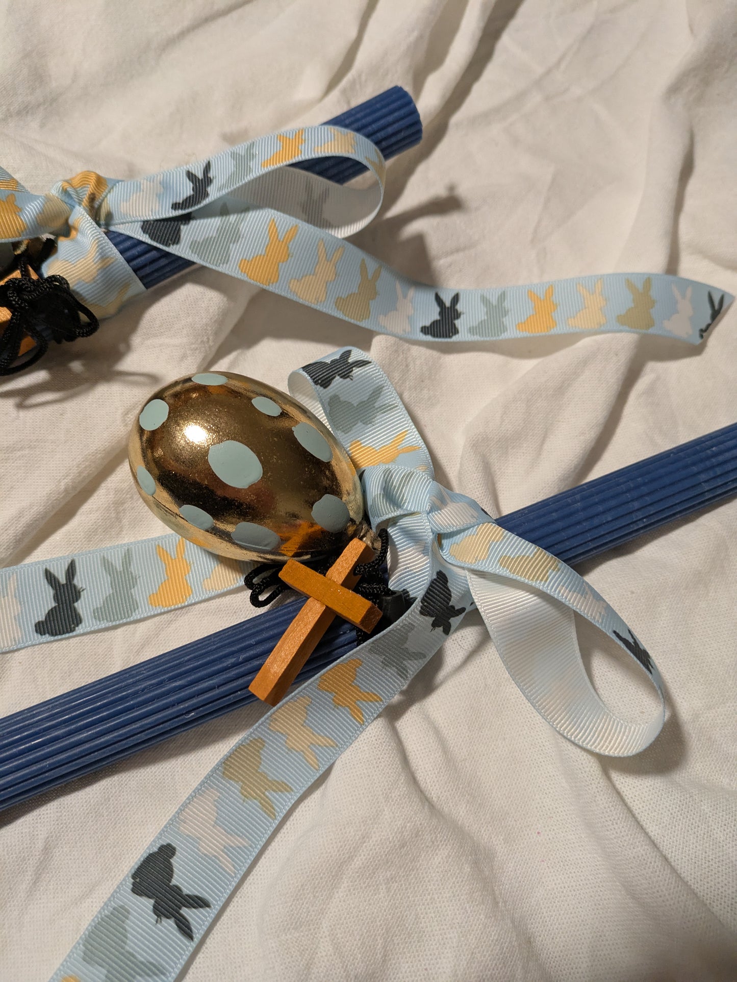 Egg hanging with cross hanging