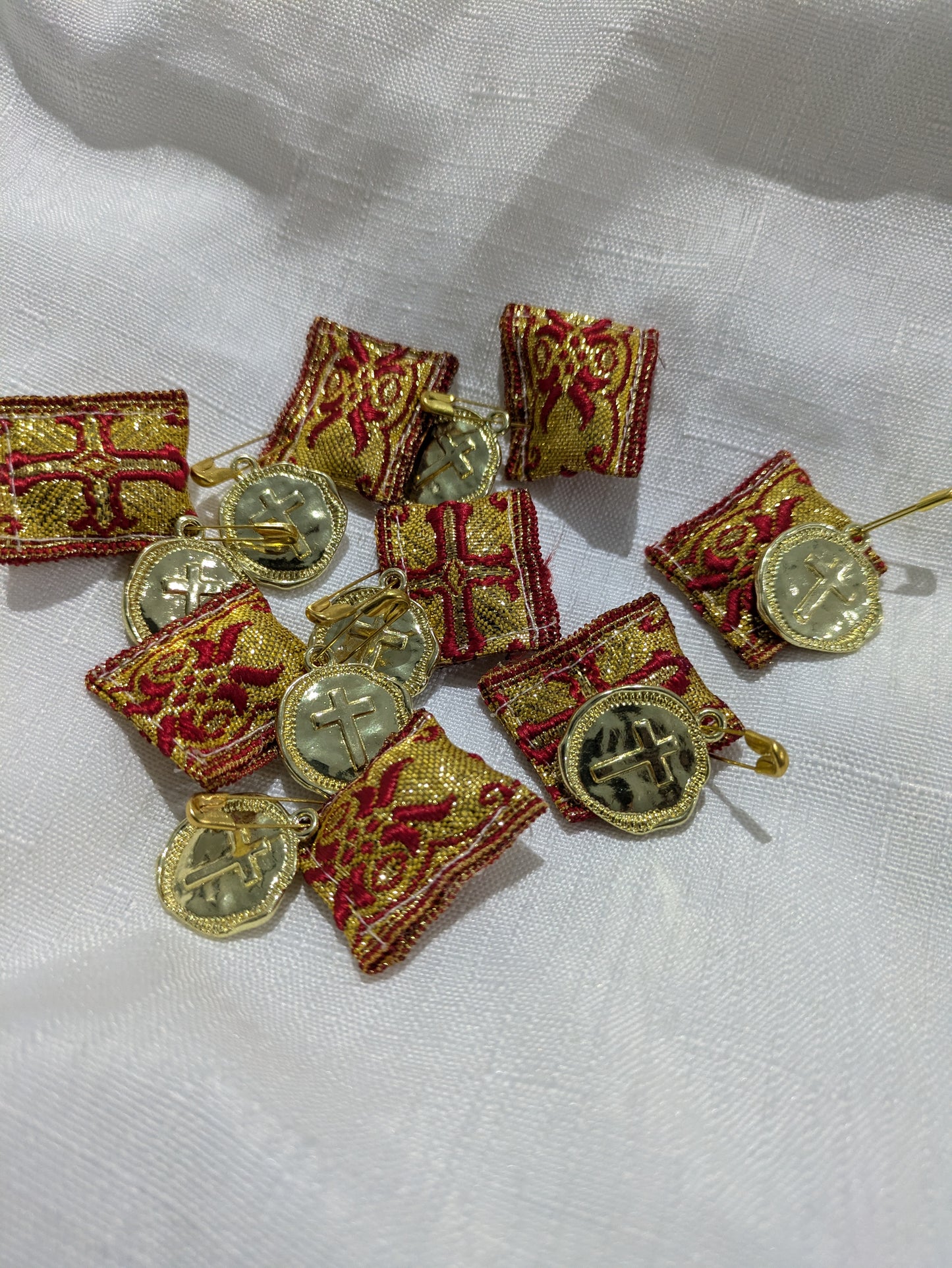 Filaxto with stamped cross charm - Red & Gold