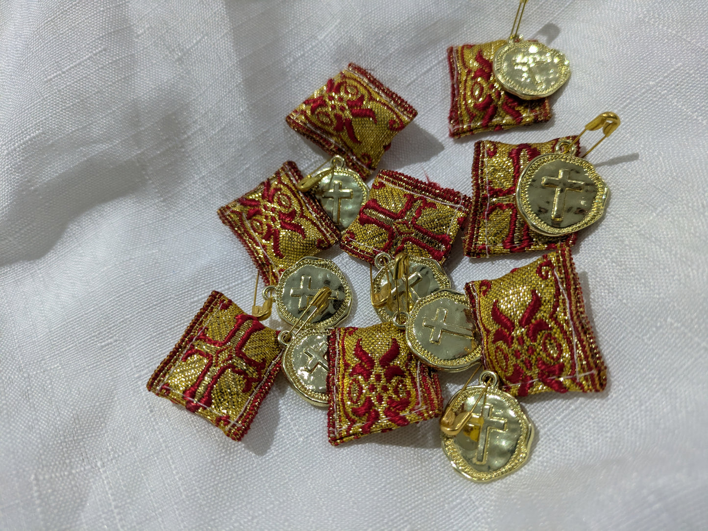 Filaxto with stamped cross charm - Red & Gold