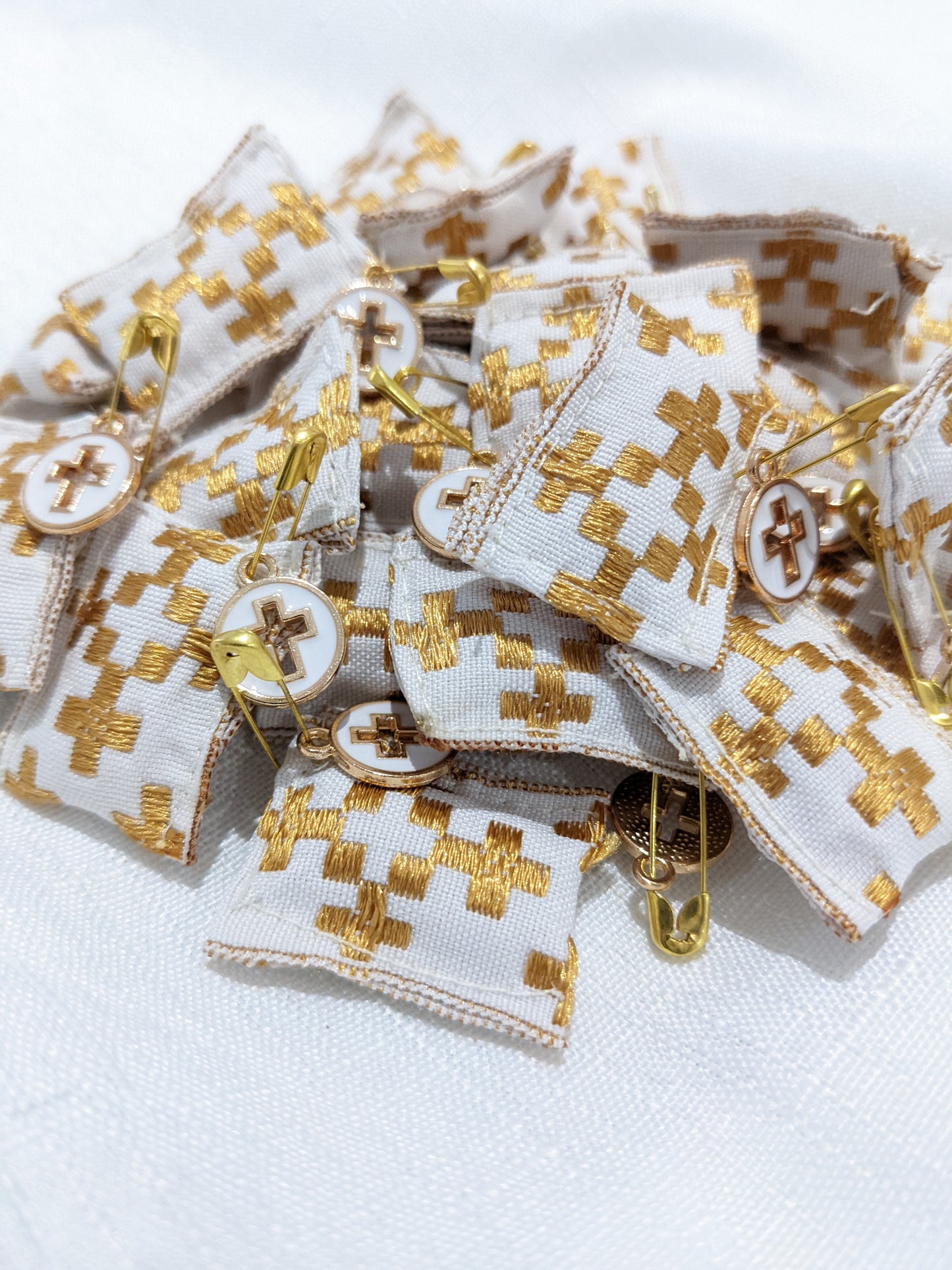 Patterned Cross Filaxto - White/Gold