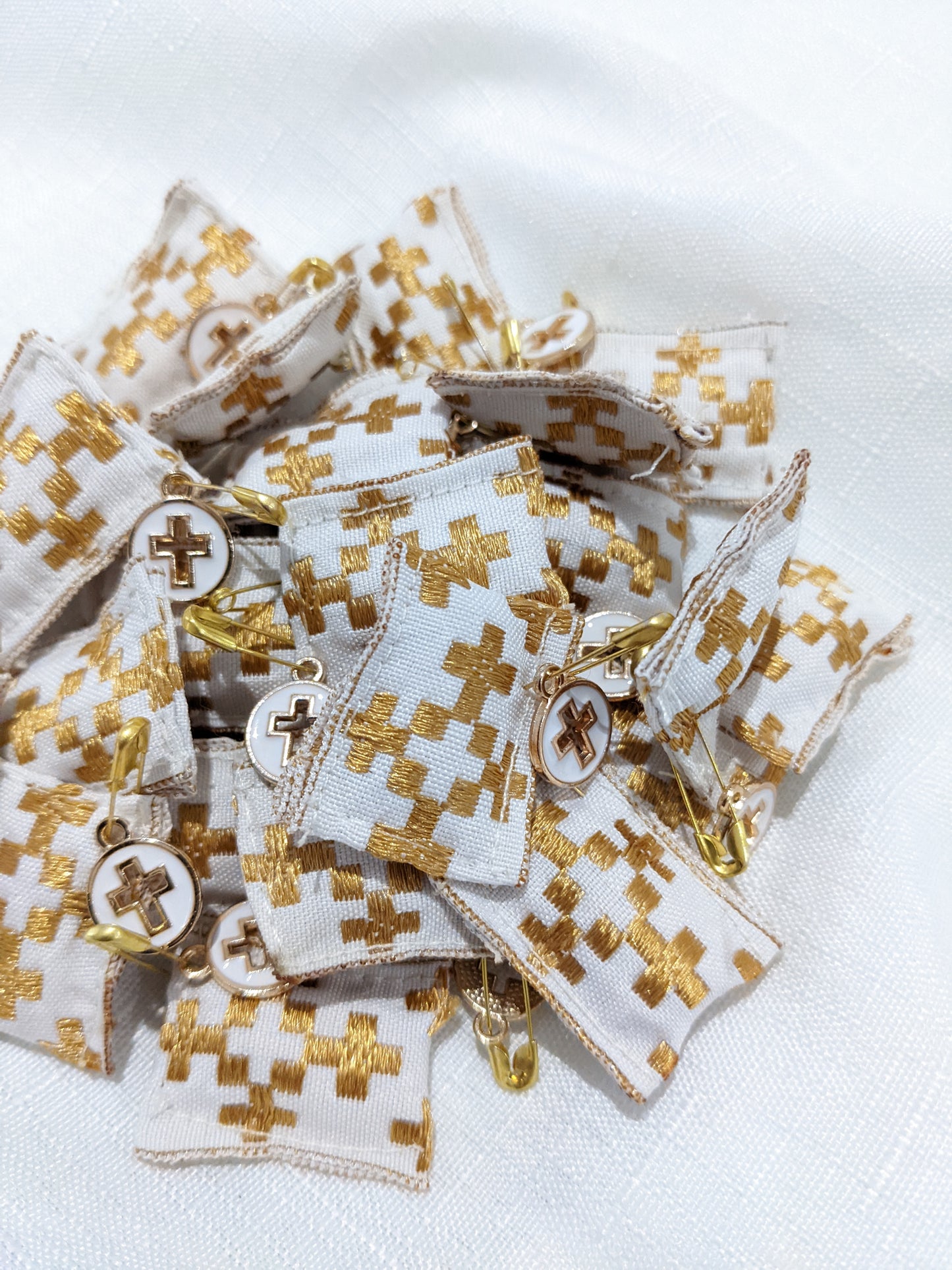 Patterned Cross Filaxto - White/Gold